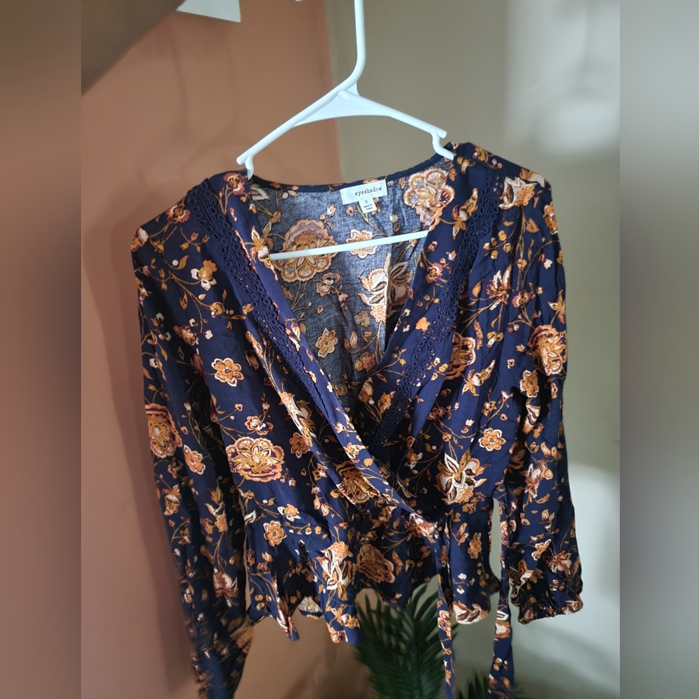 Elegant long sleeves ruffle top